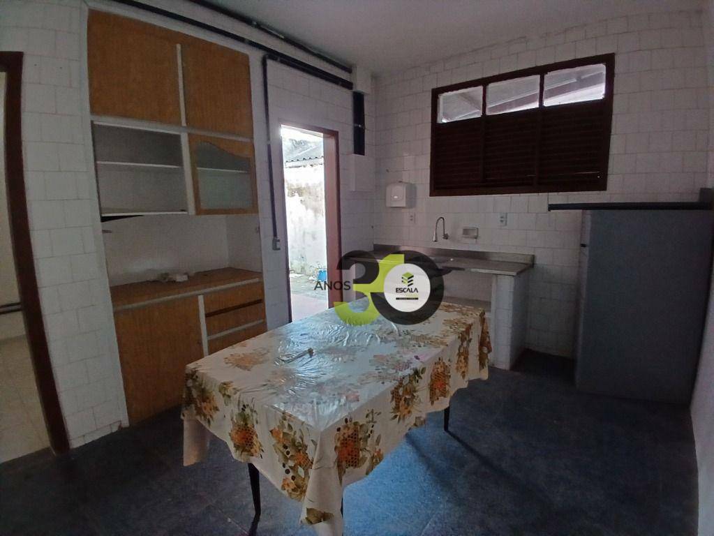 Casa para alugar com 5 quartos, 250m² - Foto 14