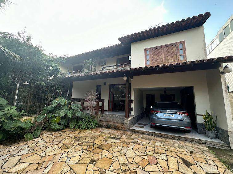 Casa à venda com 4 quartos, 180m² - Foto 1