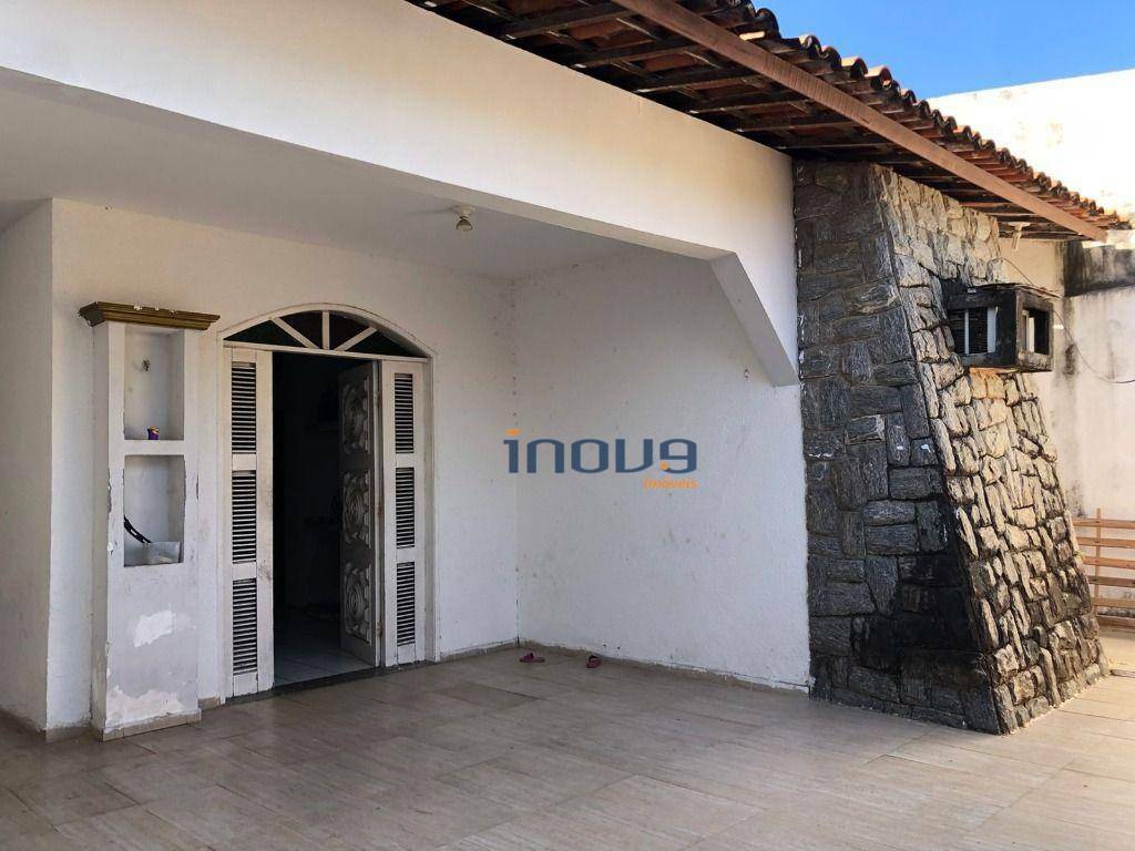 Casa à venda com 5 quartos, 250m² - Foto 1