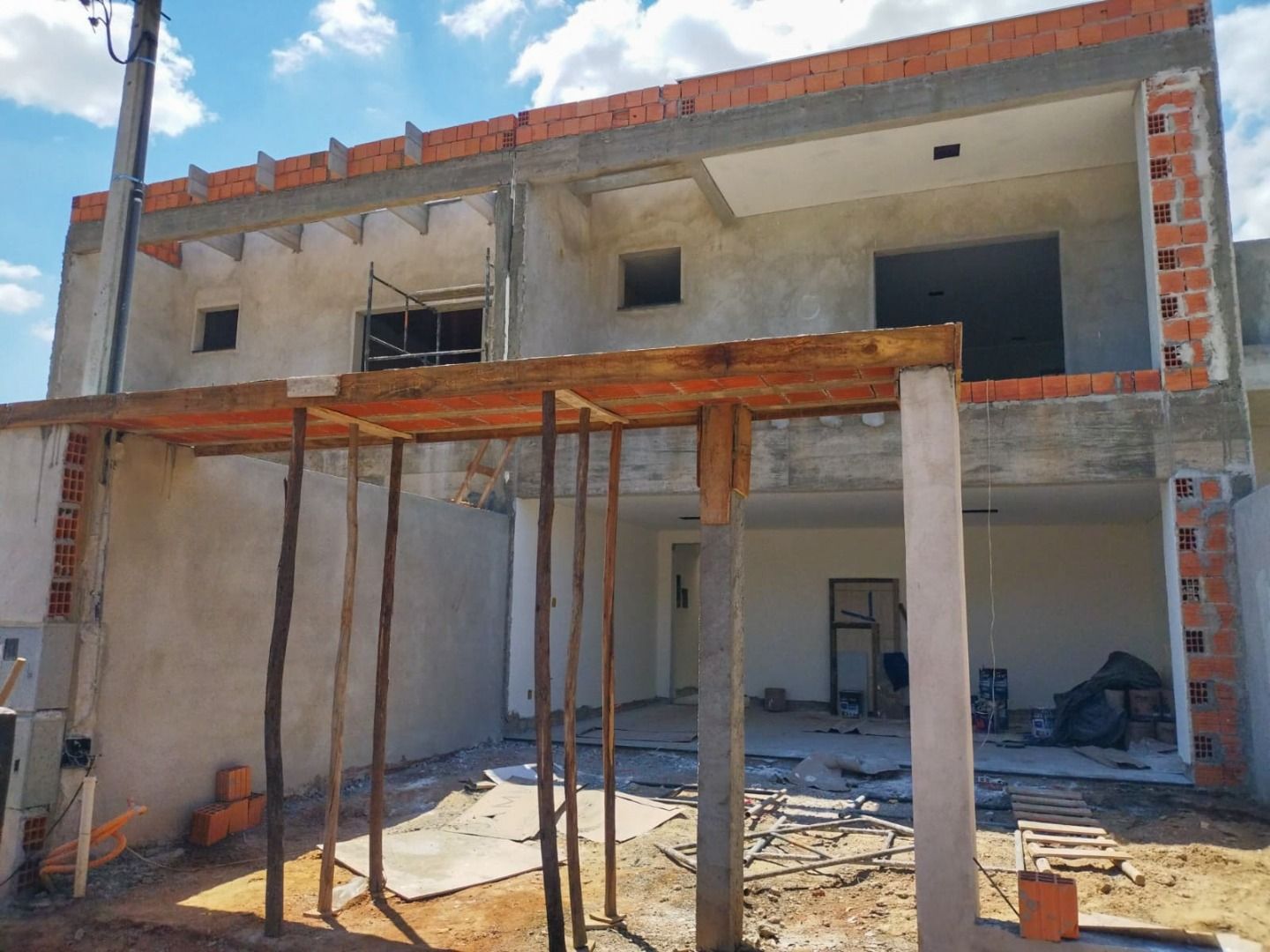 Sobrado à venda com 3 quartos, 200m² - Foto 1