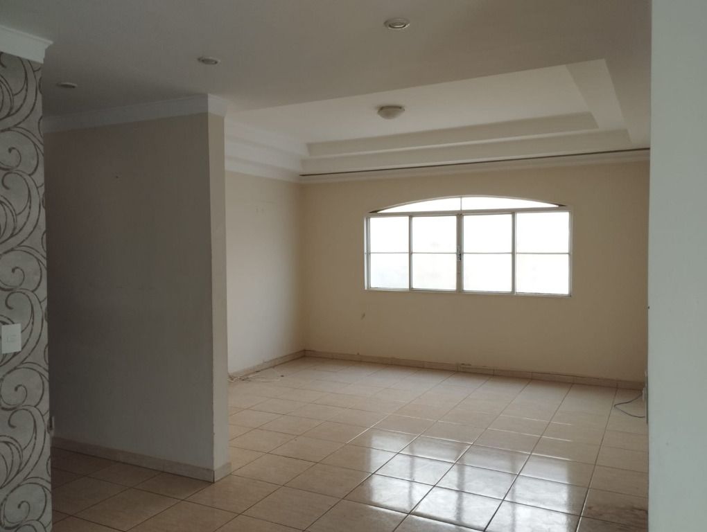 Casa para alugar com 3 quartos, 250m² - Foto 1