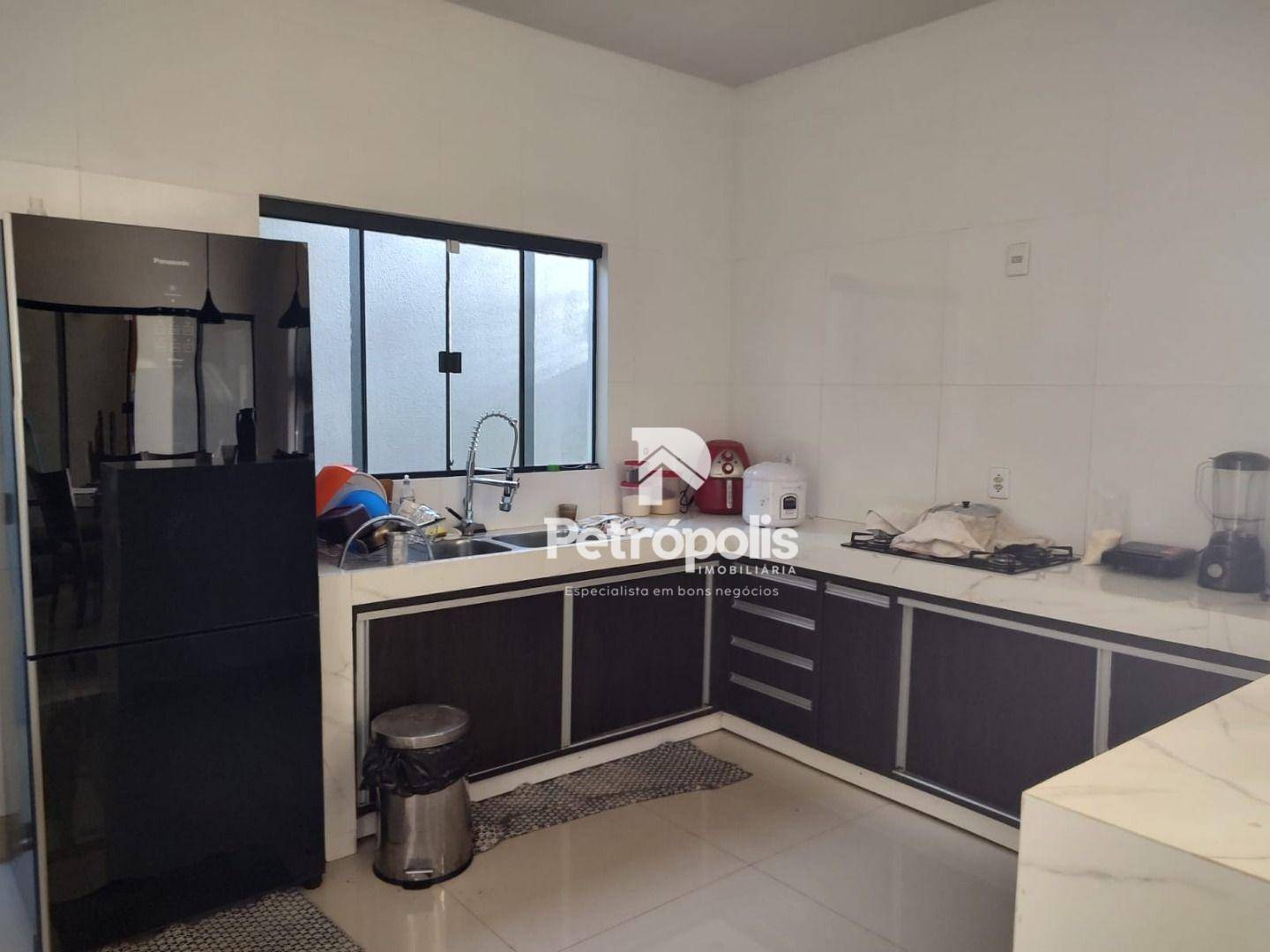 Casa à venda com 3 quartos, 141m² - Foto 1