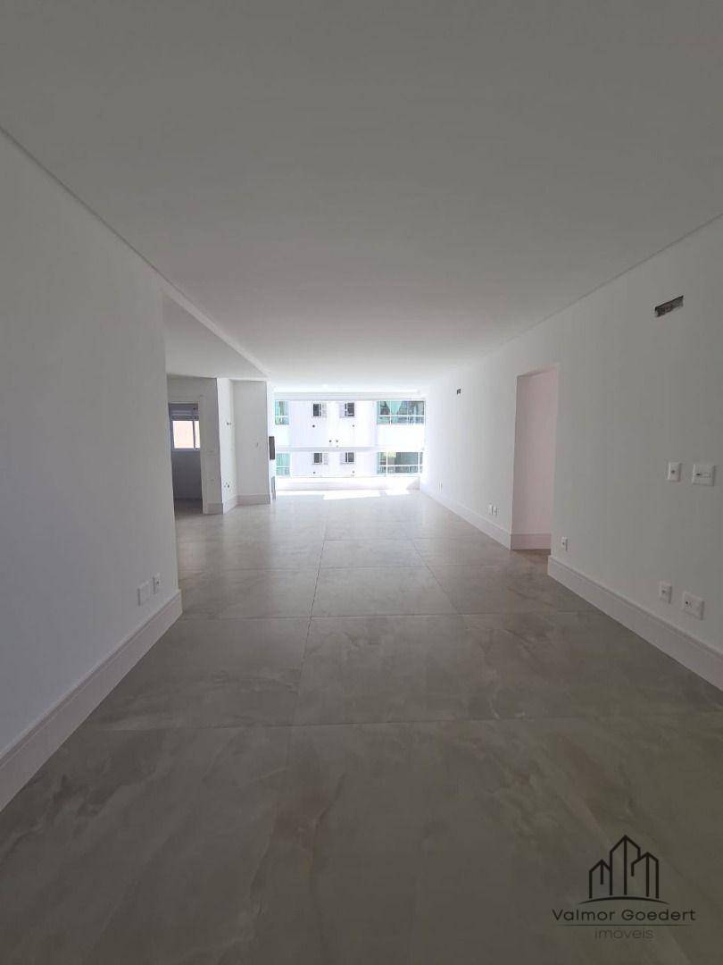 Apartamento à venda com 3 quartos, 130m² - Foto 3