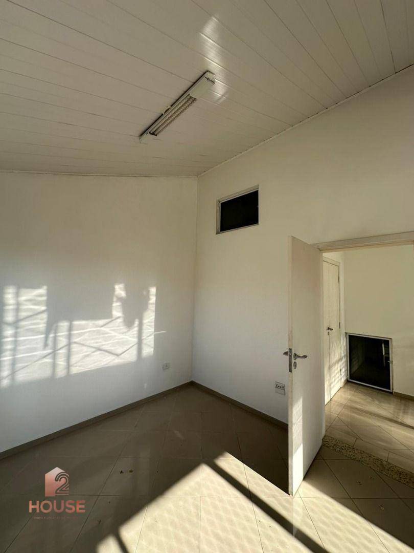 Casa para alugar com 2 quartos, 250m² - Foto 14