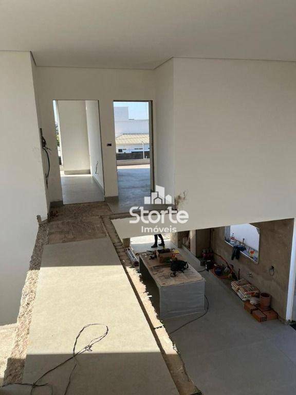 Casa de Condomínio à venda com 4 quartos, 285m² - Foto 2