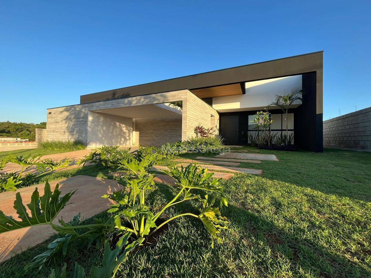 Casa de Condomínio à venda com 3 quartos, 233m² - Foto 1