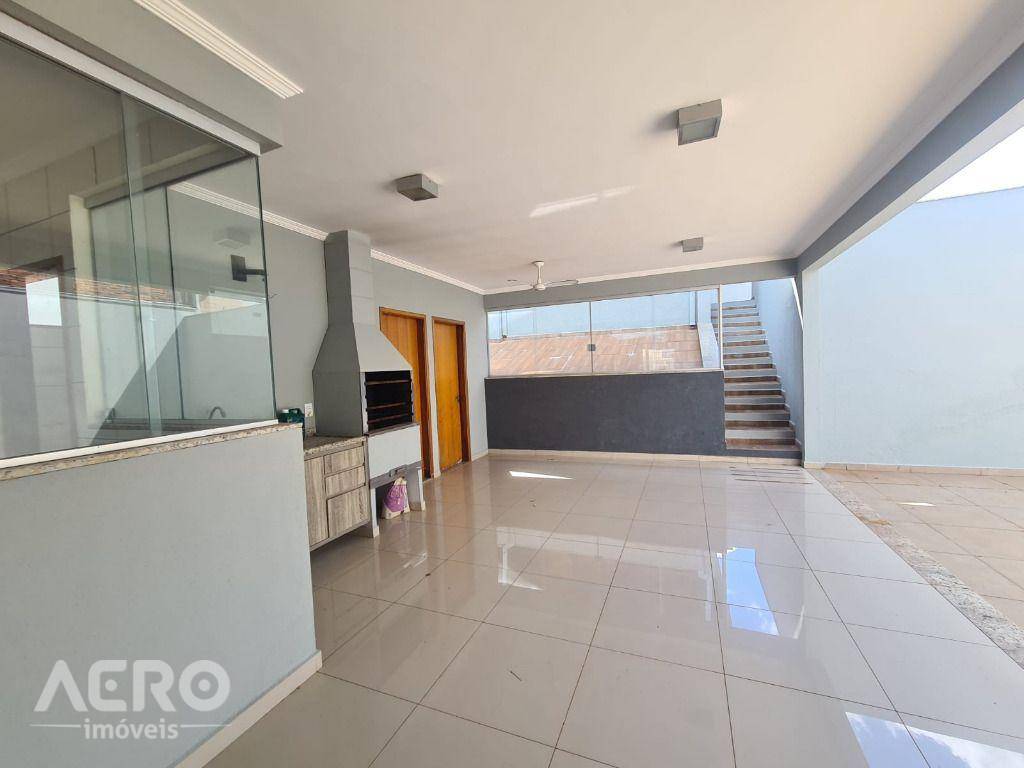 Casa à venda com 3 quartos, 247m² - Foto 1