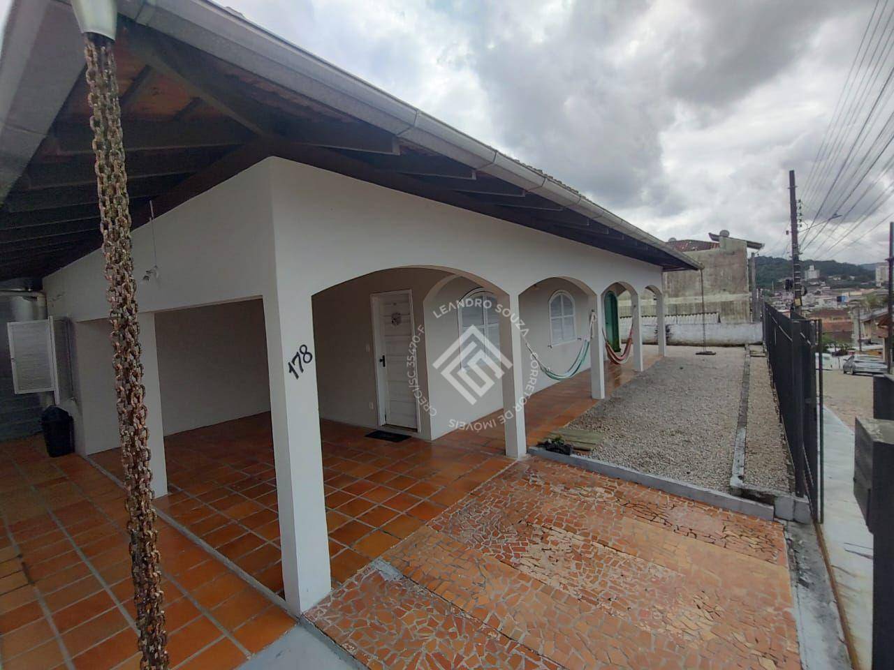 Casa à venda com 2 quartos, 179m² - Foto 2