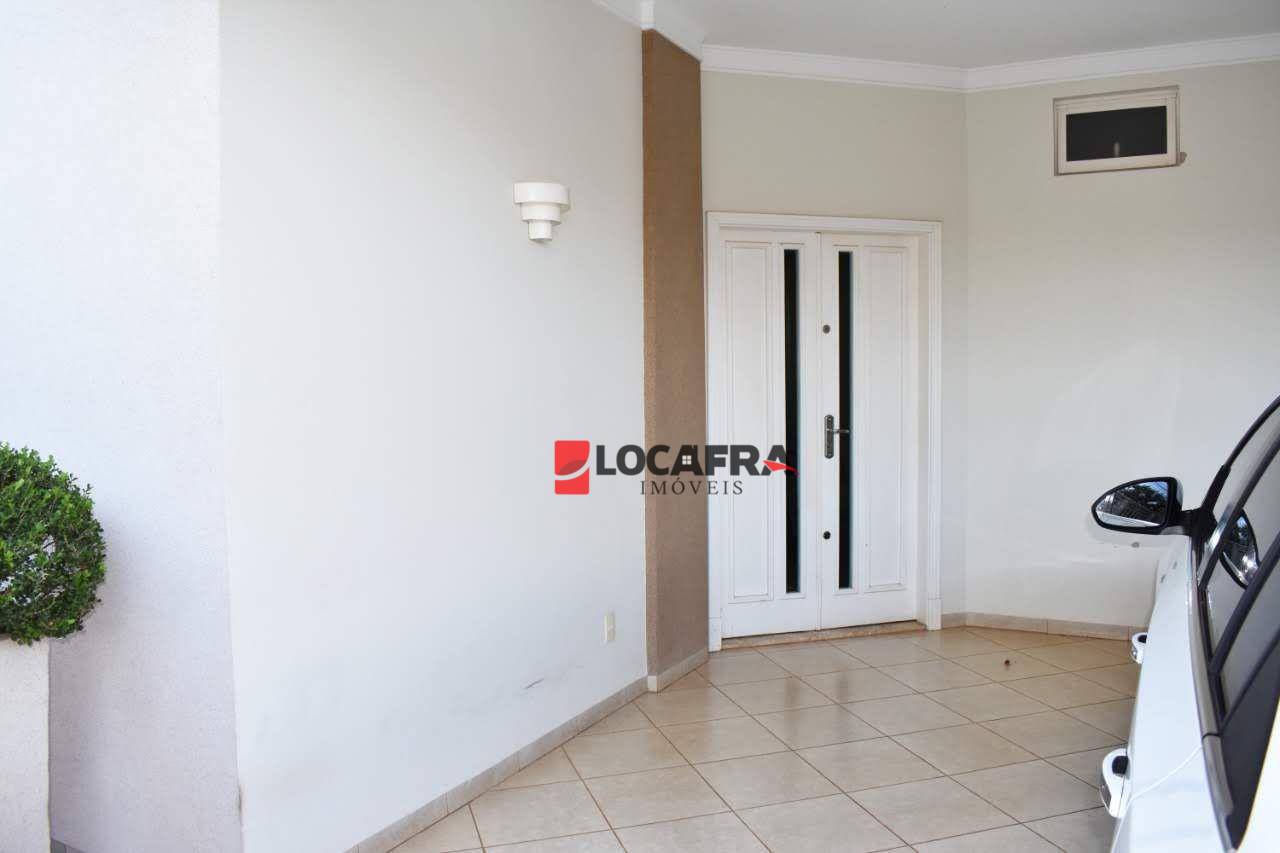 Casa à venda com 3 quartos, 230m² - Foto 2