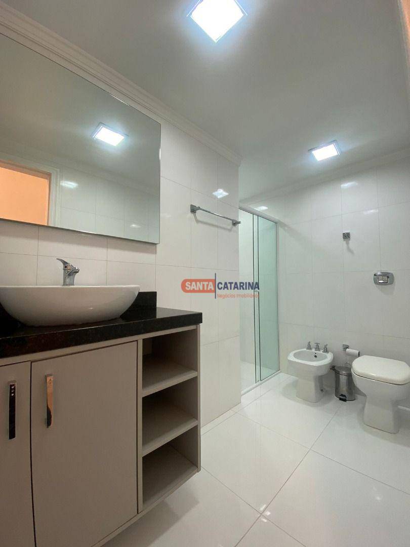 Apartamento para alugar com 3 quartos, 250m² - Foto 9