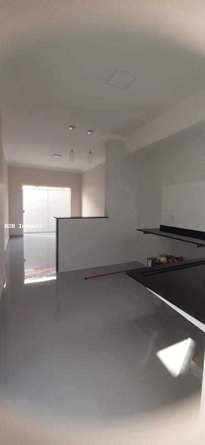 Casa à venda com 3 quartos, 193m² - Foto 2