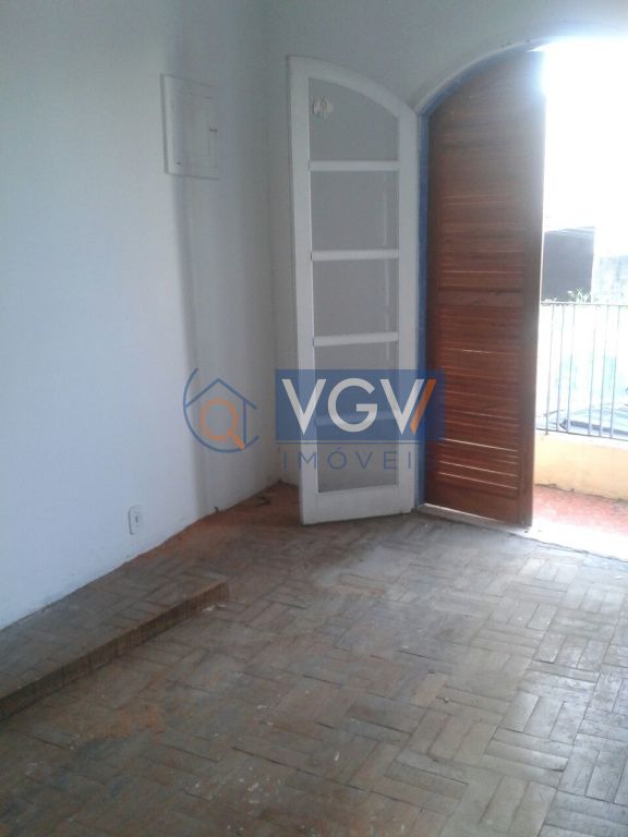 Casa à venda e aluguel com 3 quartos, 200m² - Foto 1