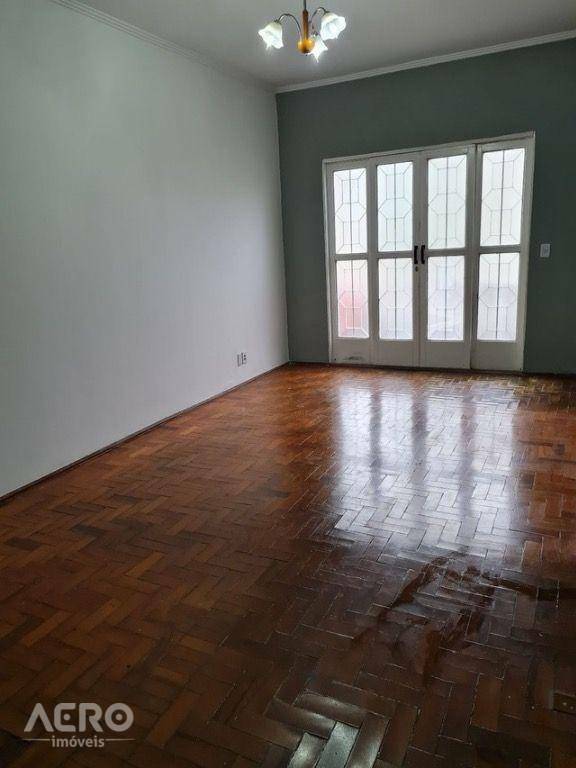 Casa à venda com 4 quartos, 220m² - Foto 2