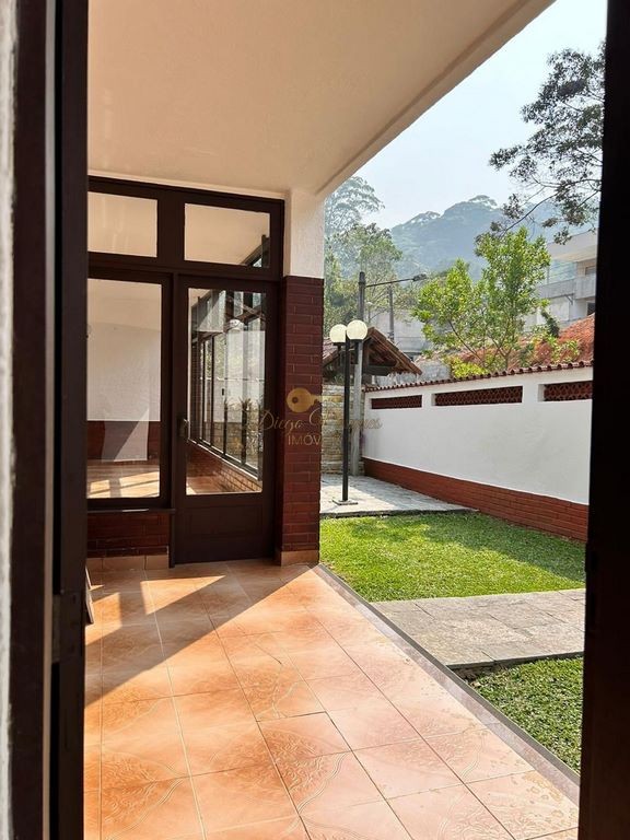 Casa de Condomínio à venda com 4 quartos, 350m² - Foto 2