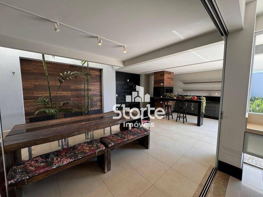 Casa à venda com 4 quartos, 350m² - Foto 1