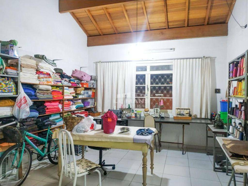 Casa à venda com 4 quartos, 202m² - Foto 2