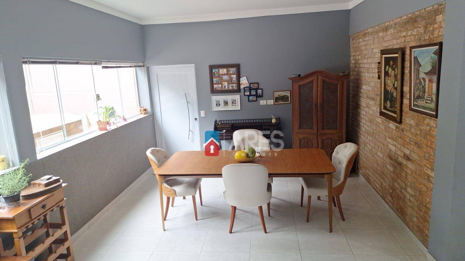 Casa à venda com 4 quartos, 220m² - Foto 2