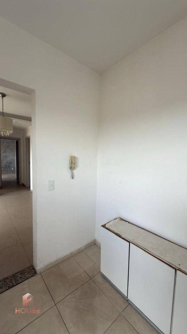 Apartamento para alugar com 2 quartos, 75m² - Foto 4