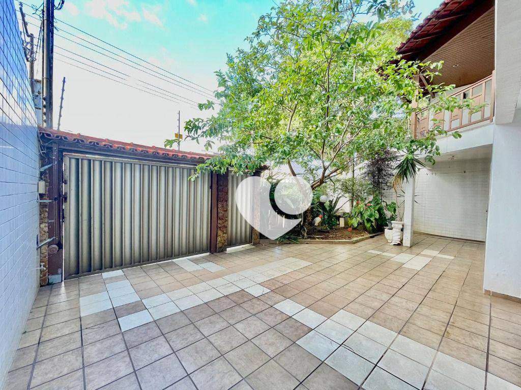 Casa à venda com 6 quartos, 428m² - Foto 1