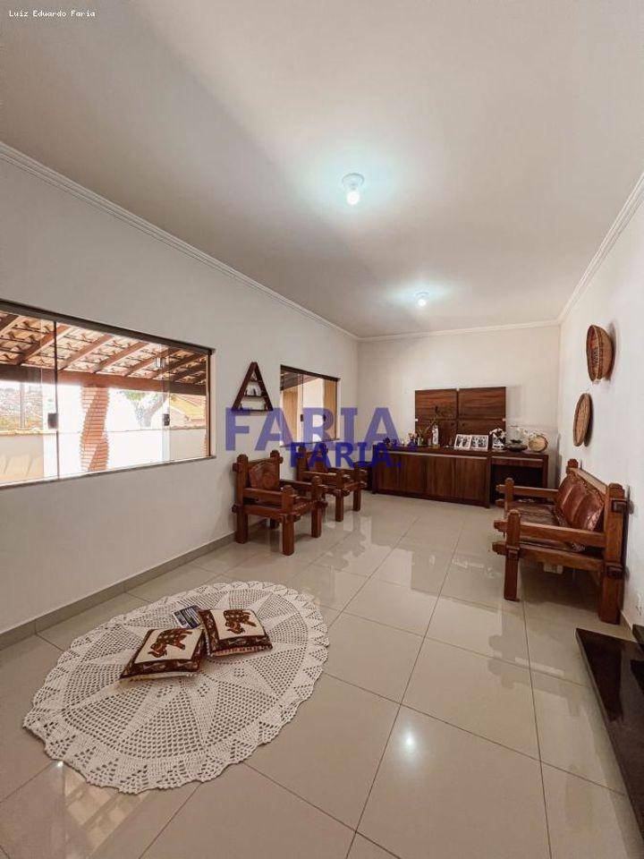 Casa à venda com 4 quartos, 179m² - Foto 4