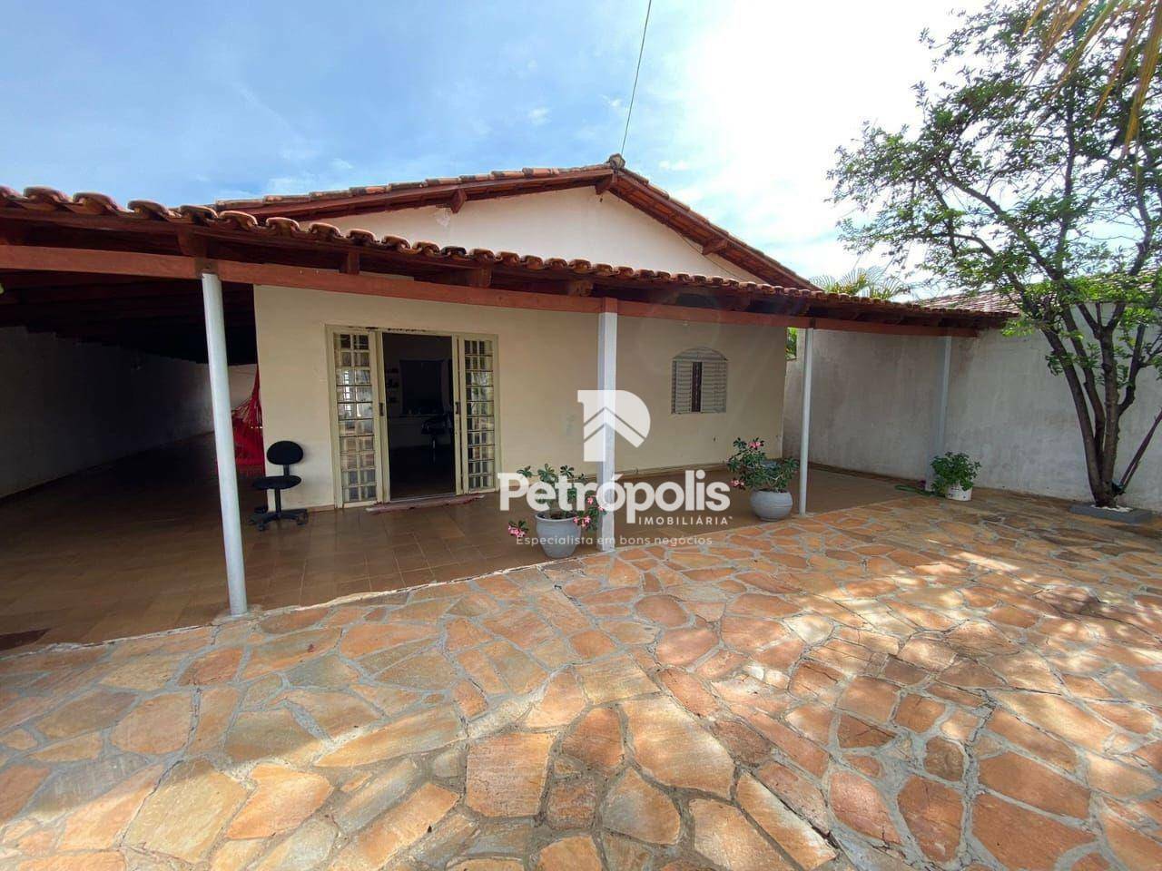 Casa à venda com 3 quartos, 179m² - Foto 1