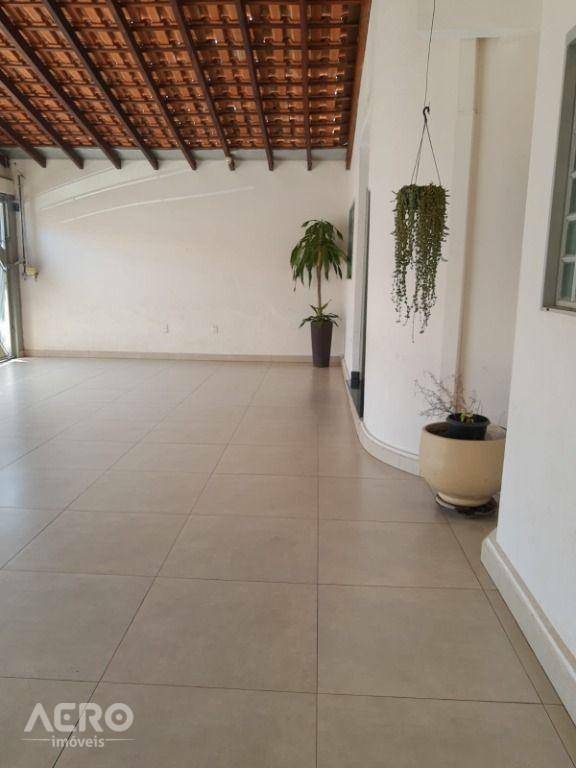 Casa à venda com 4 quartos, 210m² - Foto 8