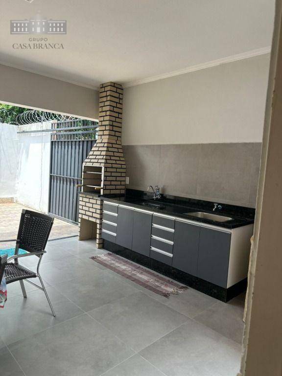 Casa à venda com 3 quartos, 225m² - Foto 1