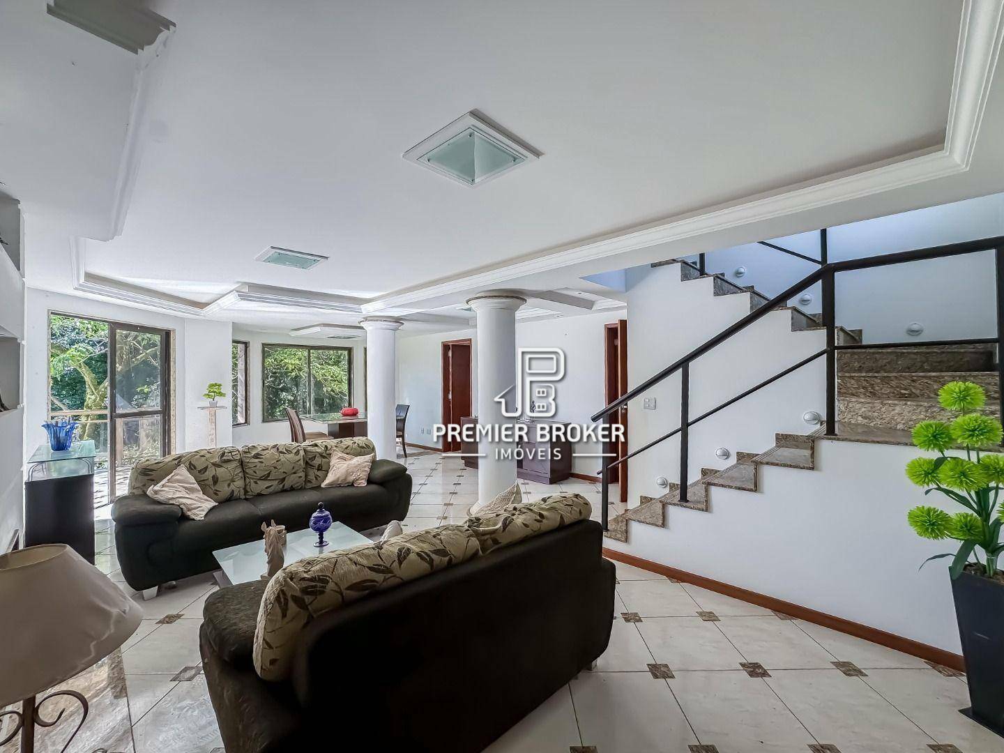 Casa de Condomínio à venda com 5 quartos, 213m² - Foto 1