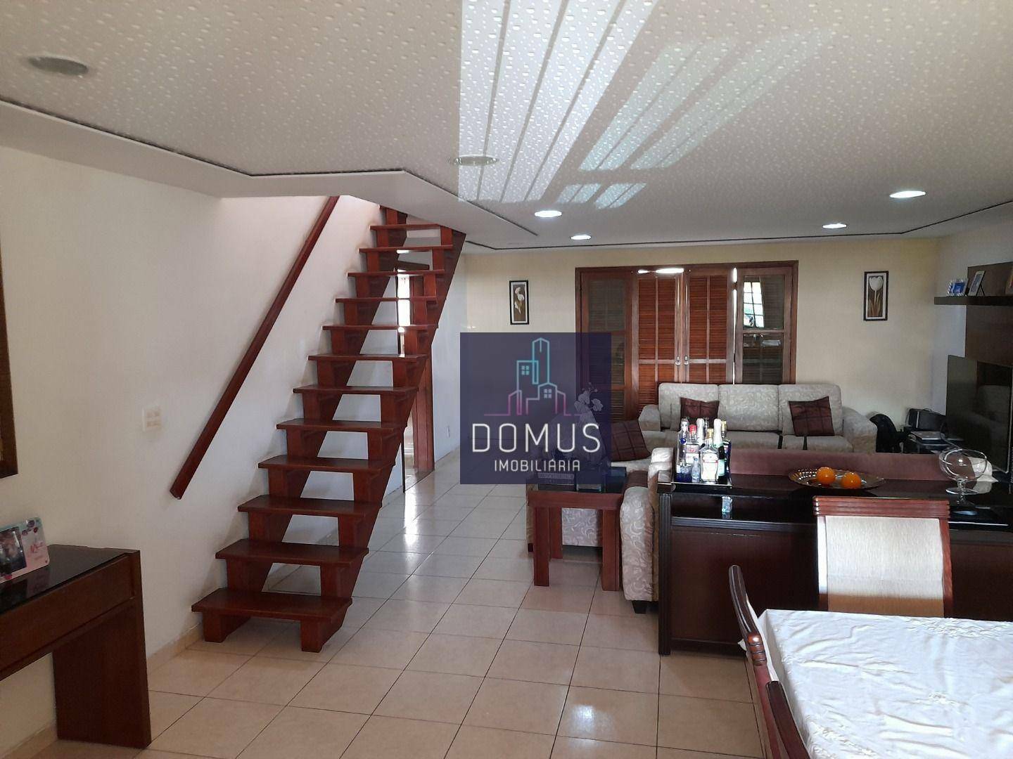 Casa à venda com 3 quartos, 302m² - Foto 1