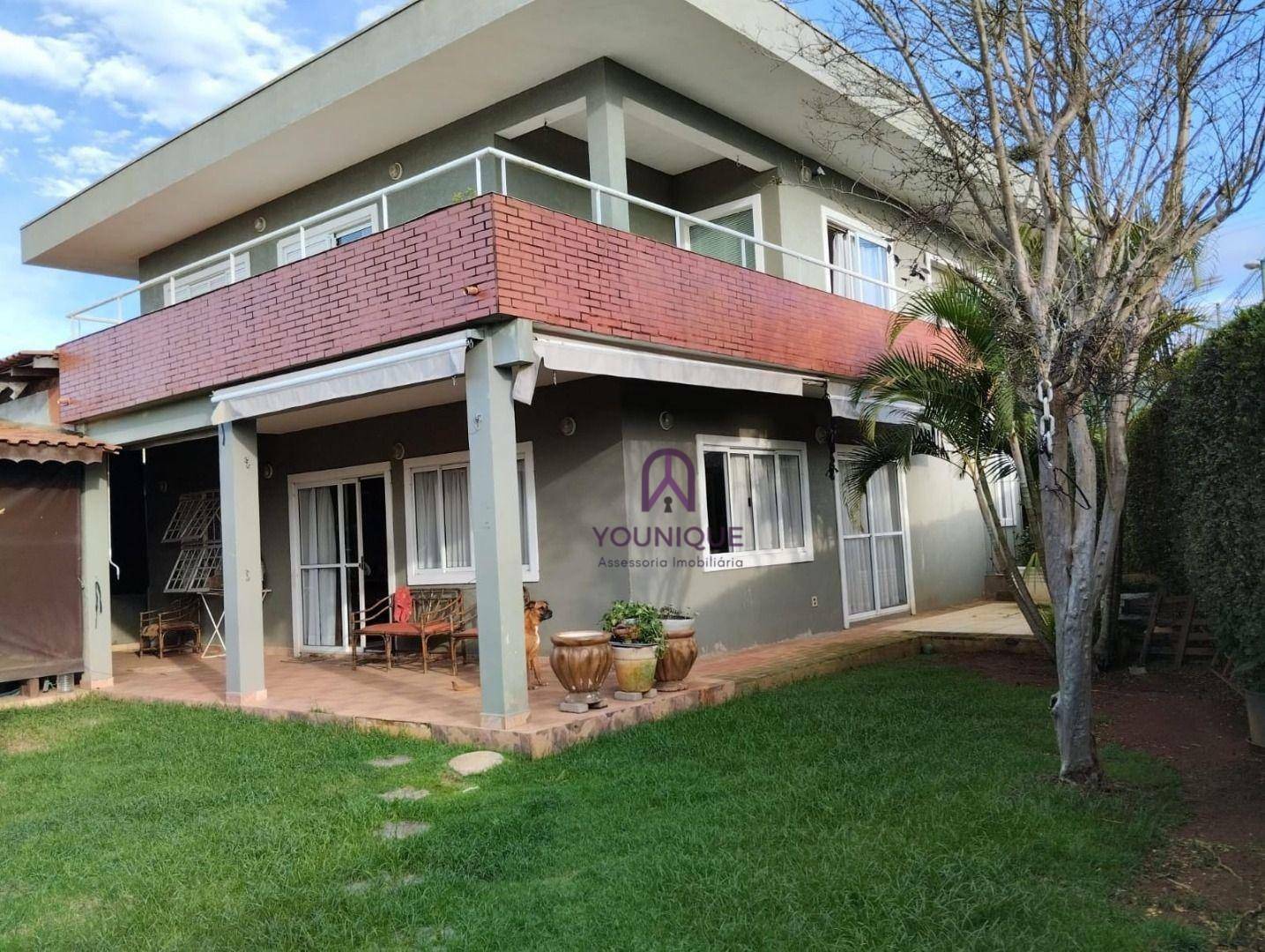 Casa à venda com 3 quartos, 236m² - Foto 1