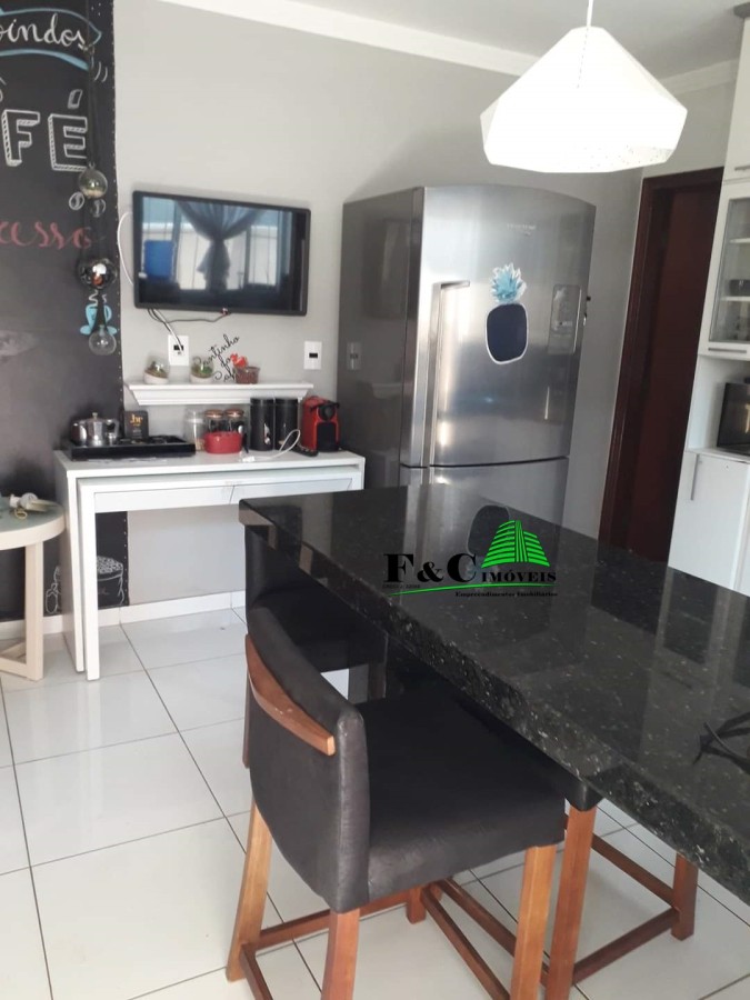 Casa à venda com 2 quartos, 125m² - Foto 1