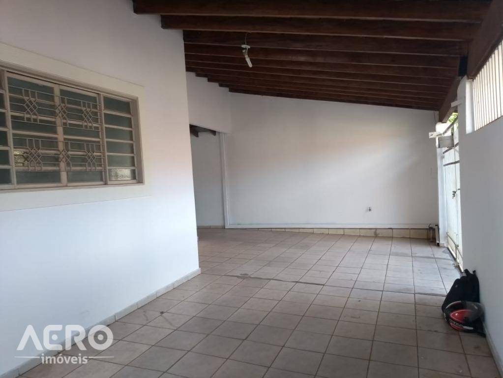 Casa à venda com 3 quartos, 124m² - Foto 1