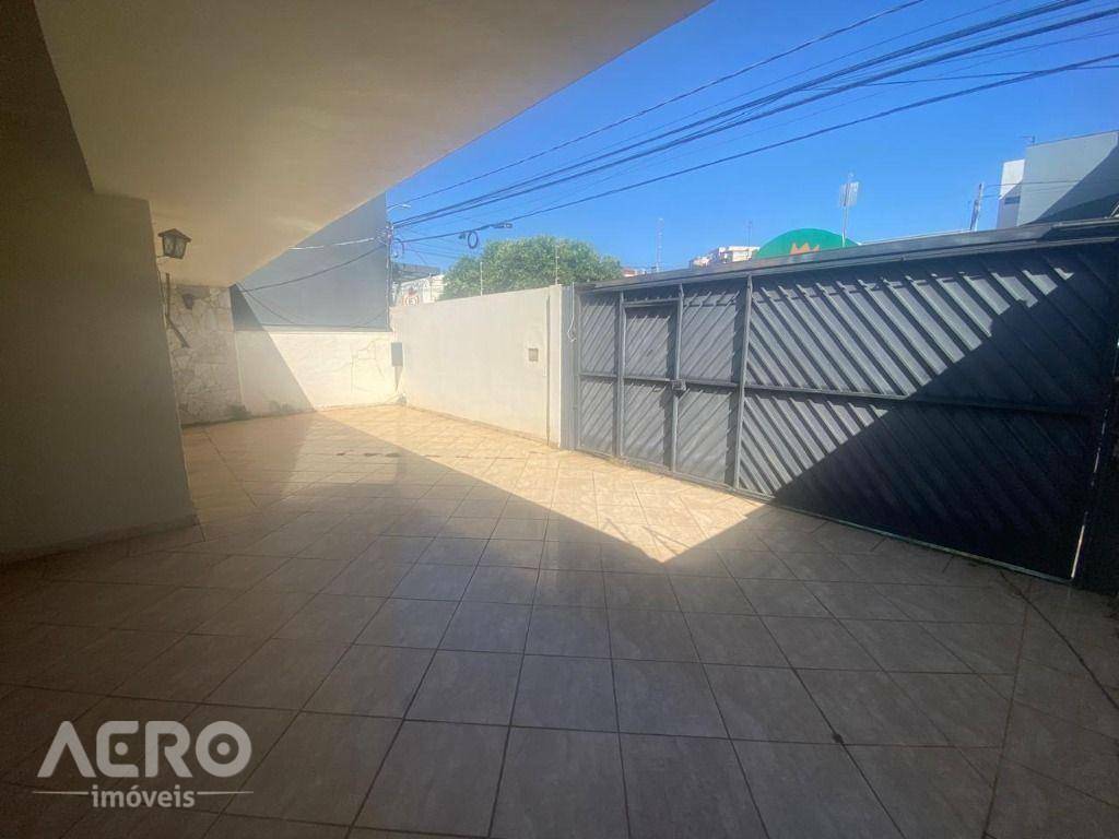 Casa para alugar com 3 quartos, 280m² - Foto 1