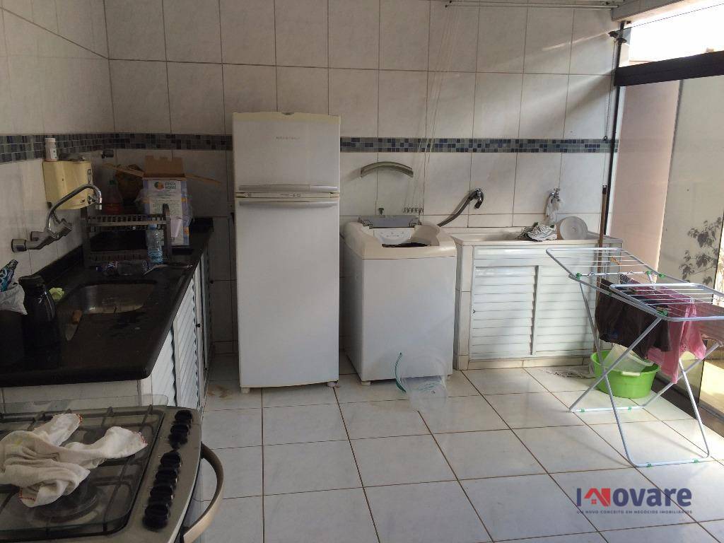 Casa à venda com 3 quartos, 200m² - Foto 3