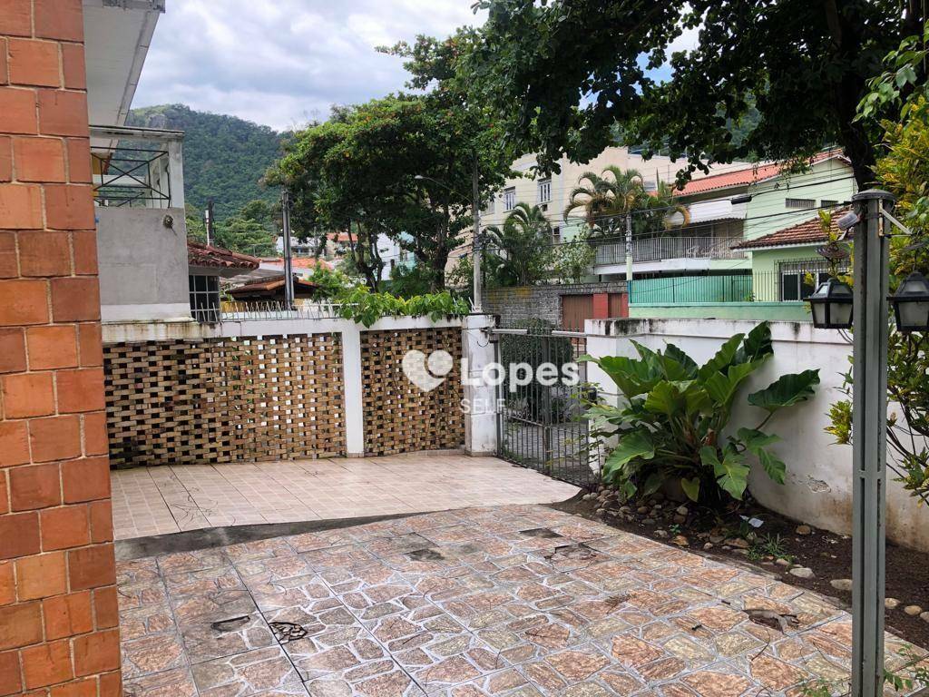 Casa à venda com 4 quartos, 250m² - Foto 1