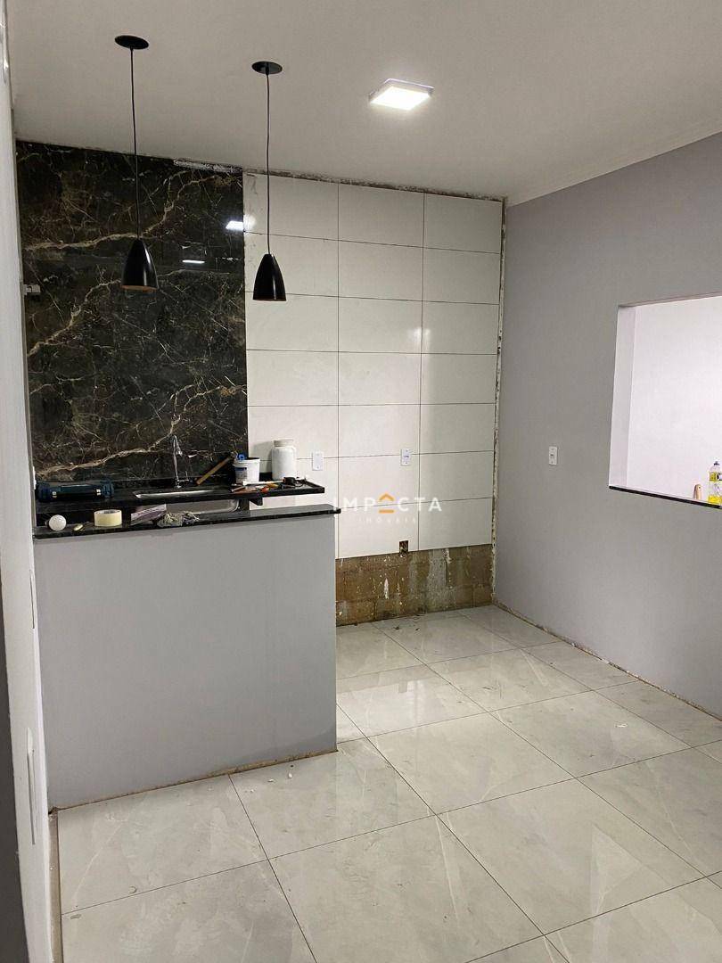 Casa à venda com 3 quartos, 76m² - Foto 1