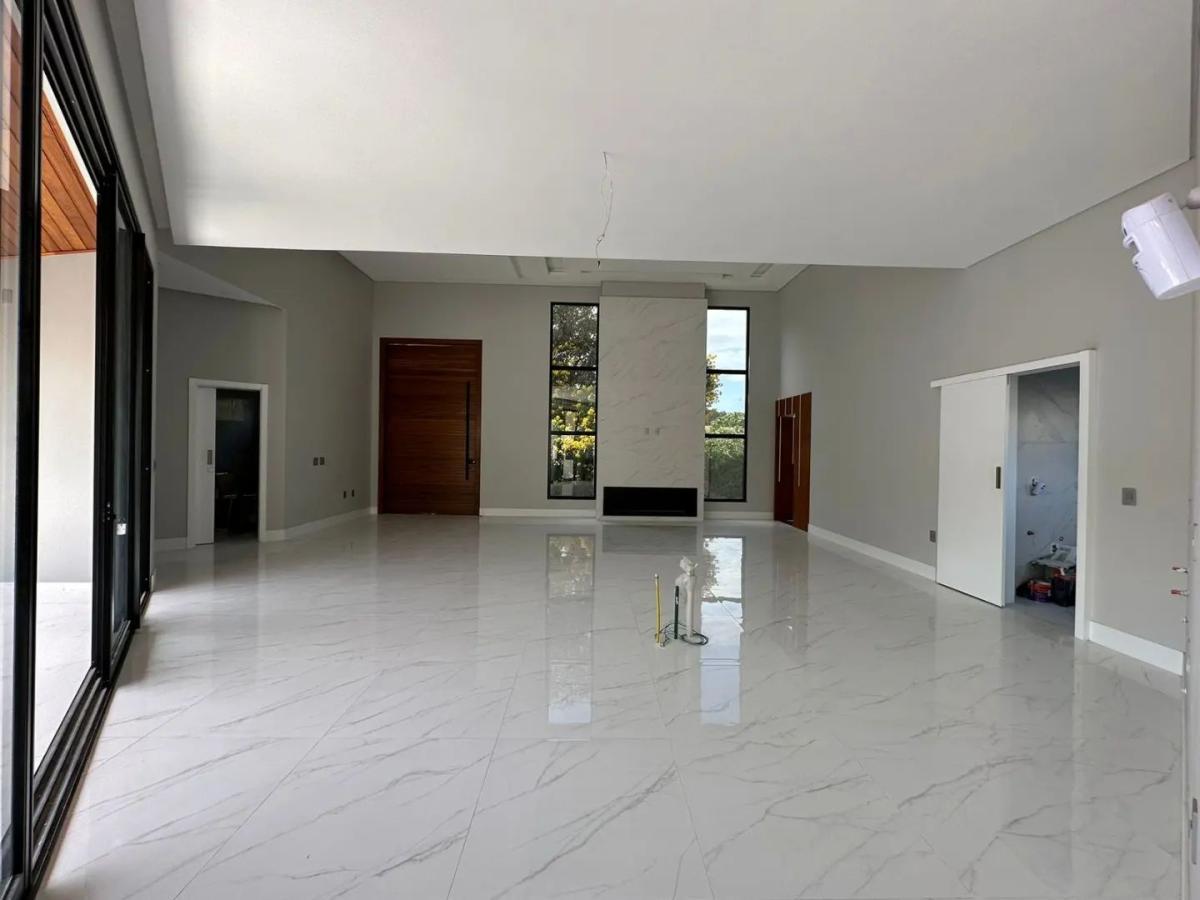 Casa à venda com 3 quartos, 312m² - Foto 2