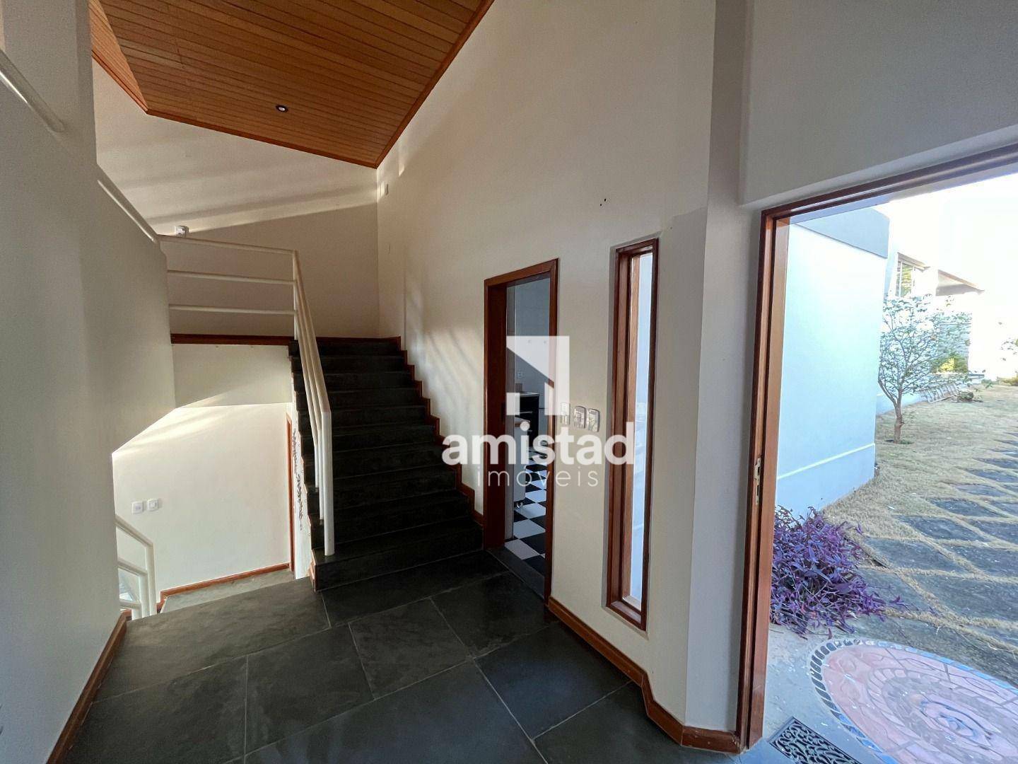 Casa à venda com 3 quartos, 600m² - Foto 2