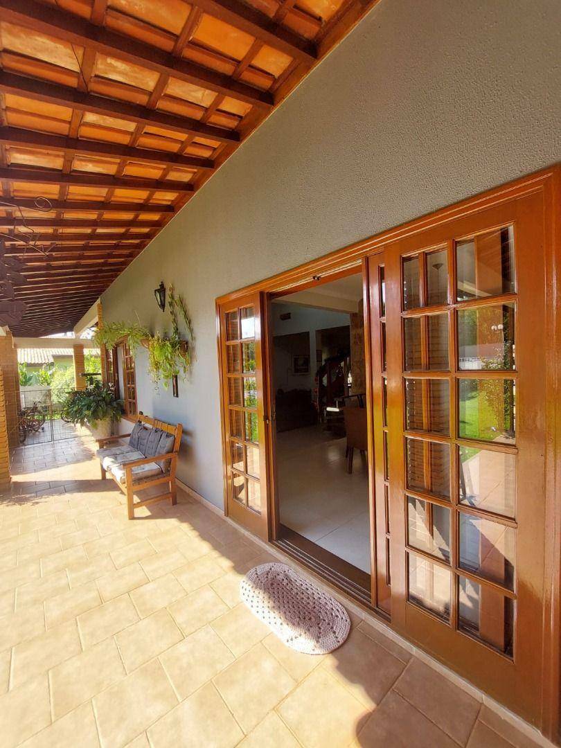 Casa de Condomínio para alugar com 4 quartos, 438m² - Foto 2