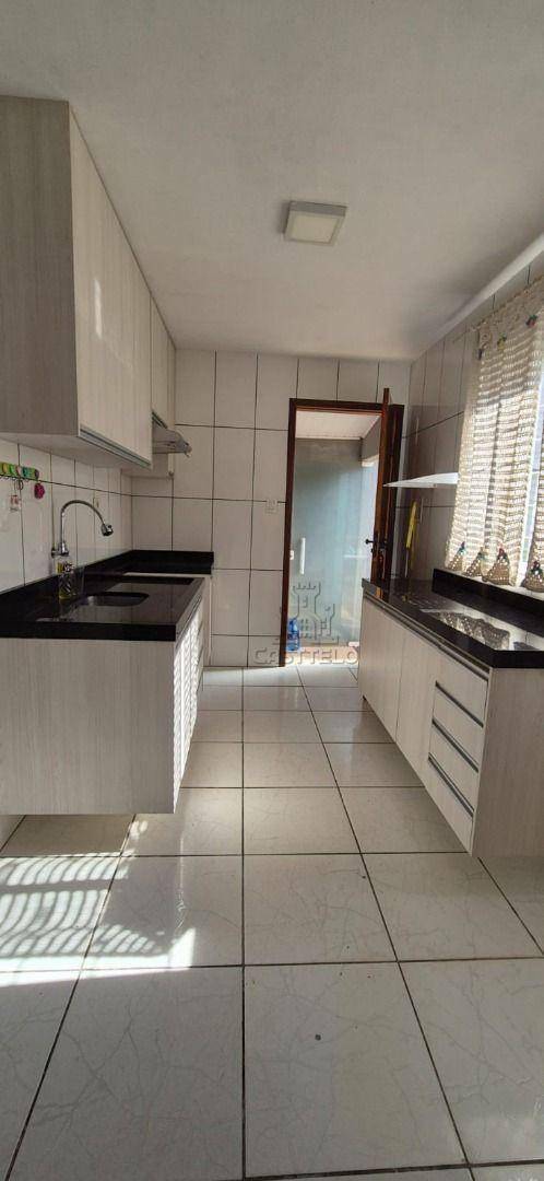 Casa à venda com 2 quartos, 130m² - Foto 2