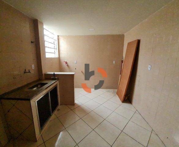 Casa à venda com 6 quartos, 176m² - Foto 9