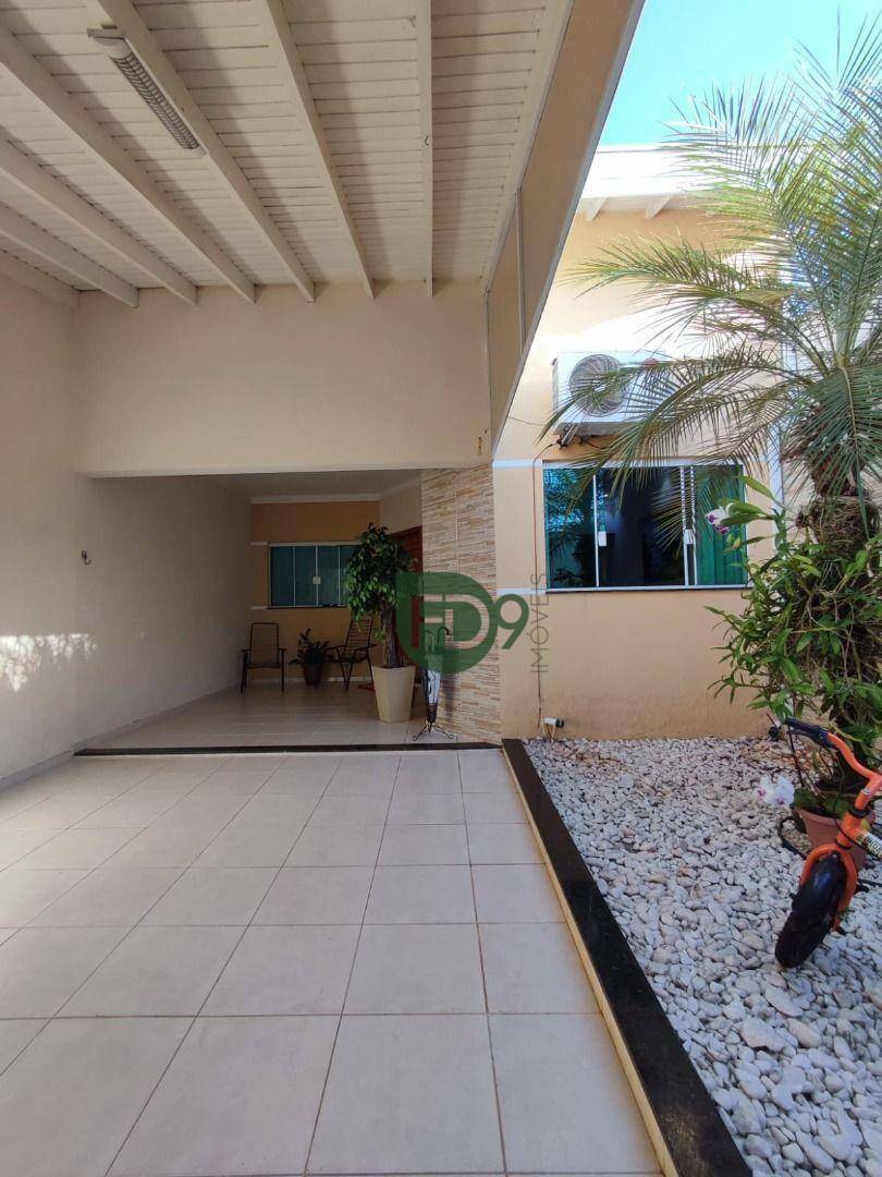 Casa à venda com 3 quartos, 105m² - Foto 1