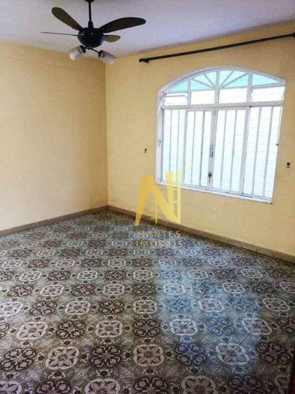 Casa à venda com 3 quartos, 215m² - Foto 2