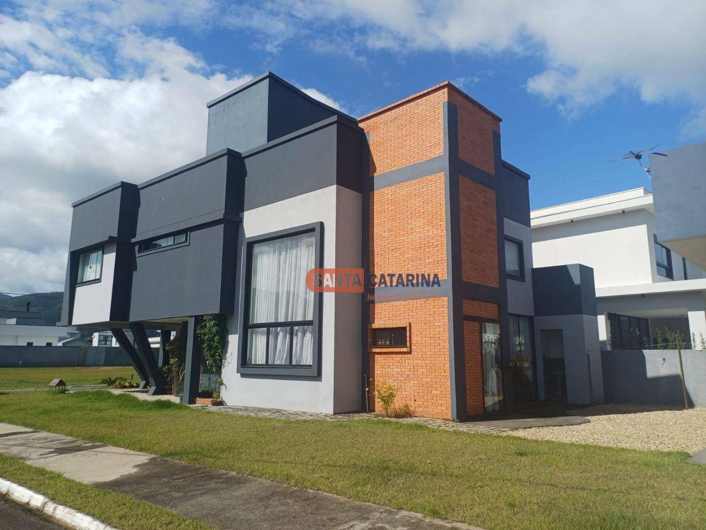 Casa de Condomínio à venda com 4 quartos, 260m² - Foto 1