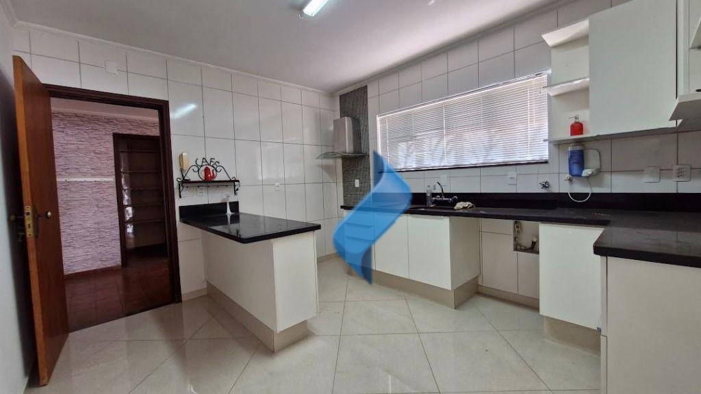 Casa para alugar com 4 quartos, 250m² - Foto 16