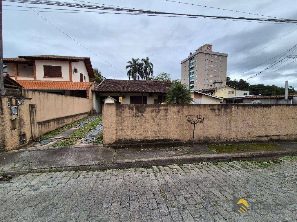 Casa à venda com 4 quartos, 250m² - Foto 1