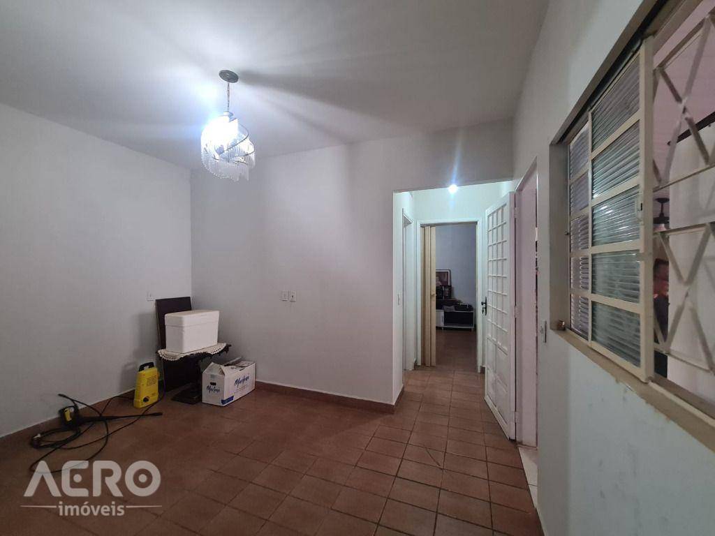 Casa à venda com 3 quartos, 248m² - Foto 4