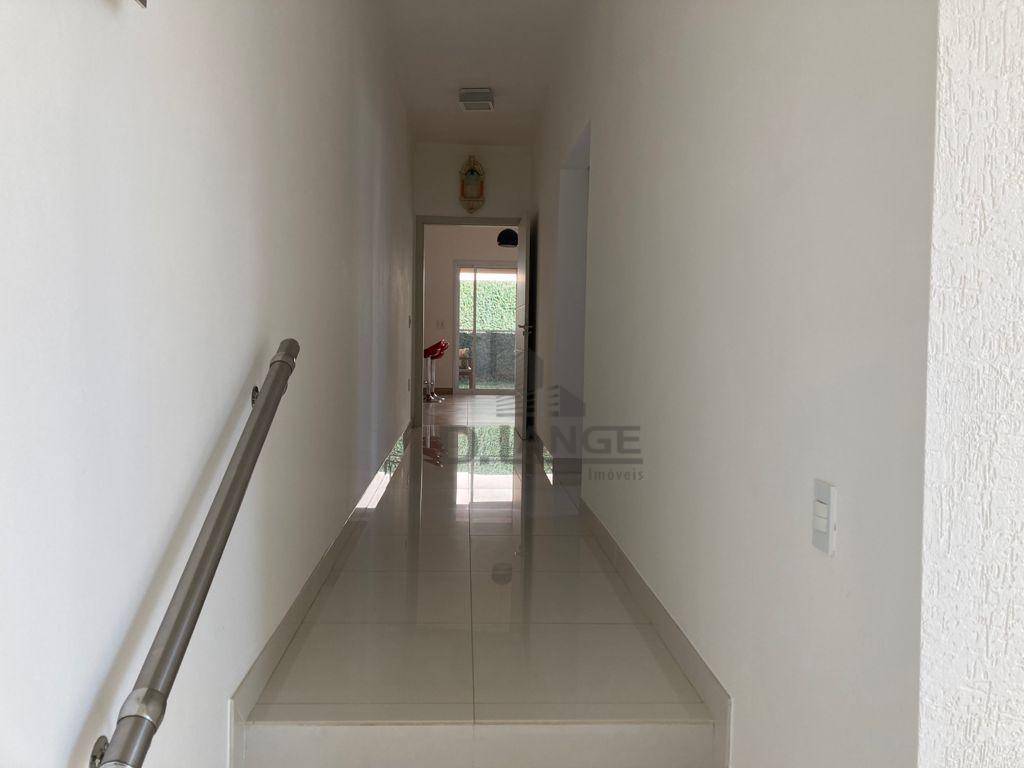 Casa de Condomínio para alugar com 4 quartos, 236m² - Foto 17