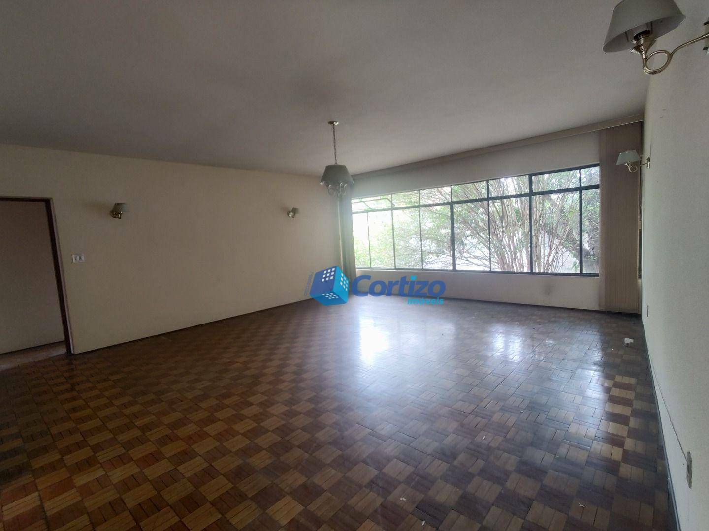 Casa à venda com 2 quartos, 225m² - Foto 1