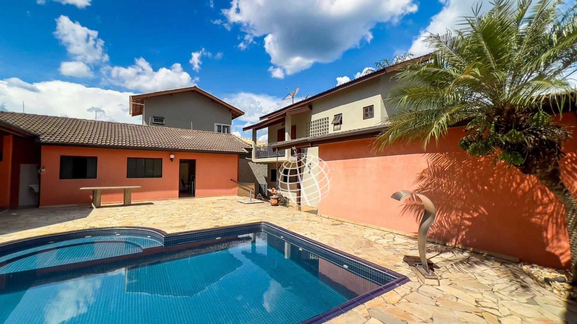 Casa à venda com 3 quartos, 246m² - Foto 1